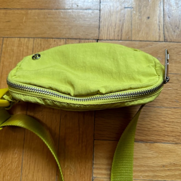 Lululemon Everywhere Beltbag - Picture 8 of 8
